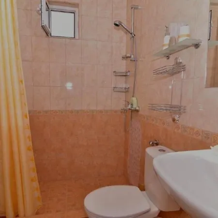 For 6 People Near Burgas With Swimming Pool Holiday home Bryastovets